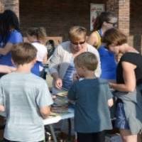 GVSU Education Alumni help students at volunteer event